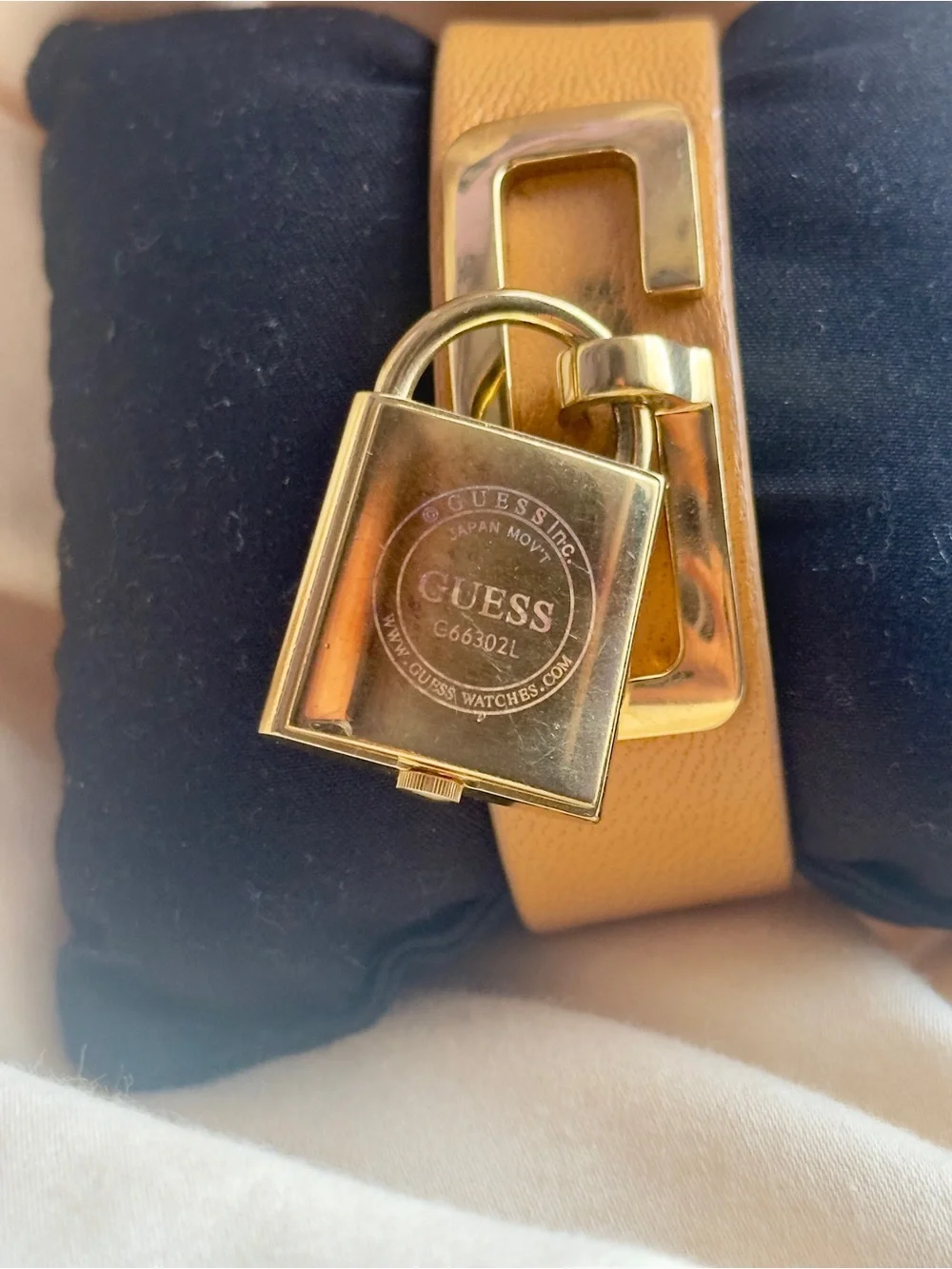 Vintage Guess G66302L Gold Padlock Timepiece  🪎🔐